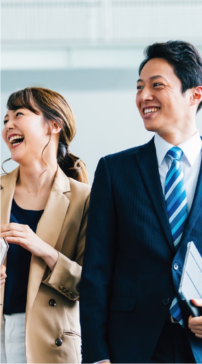 笑い合うスタッフの様子